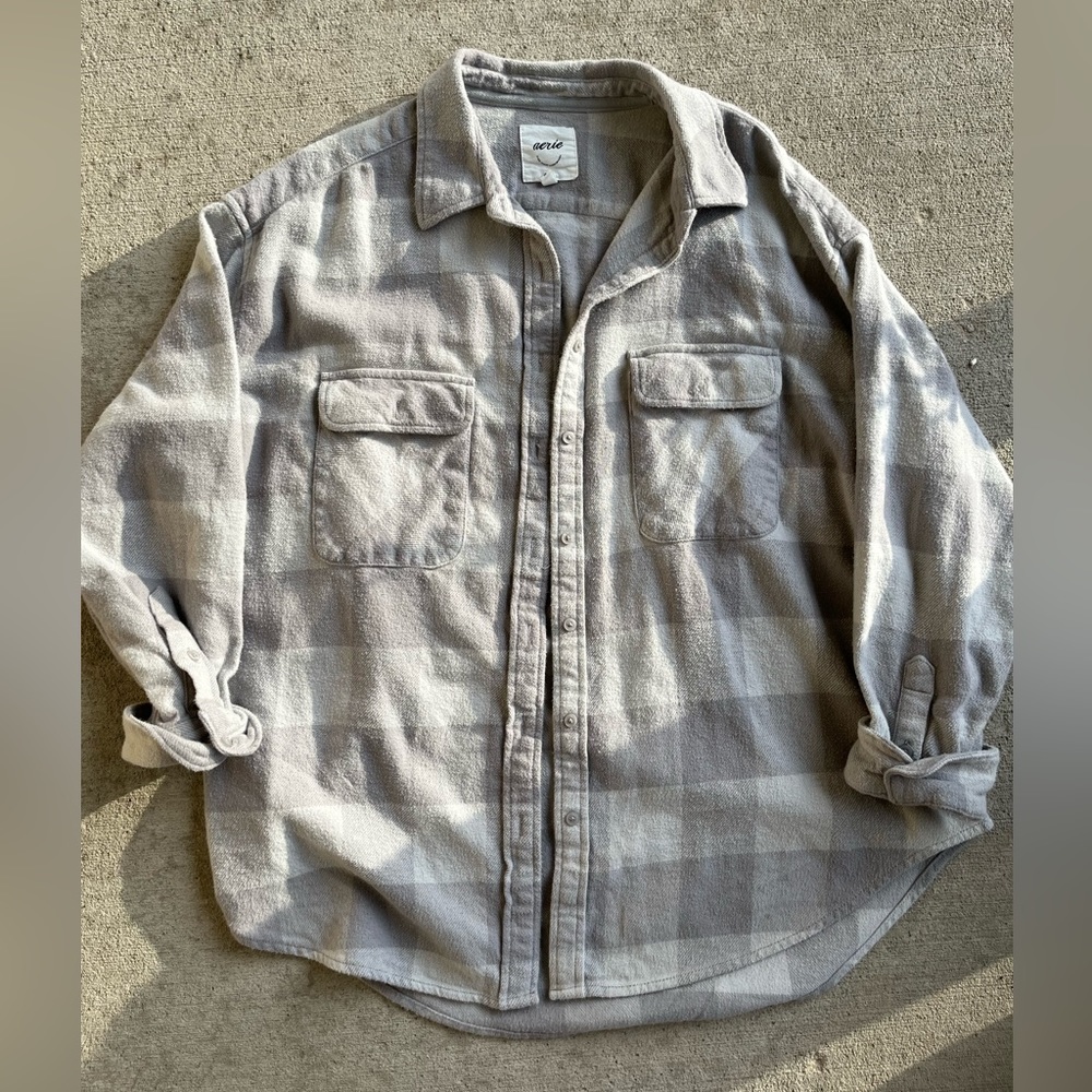 aerie Plaid Button-Up Long Sleeve Shirt Jacket in Light Gray and Cream